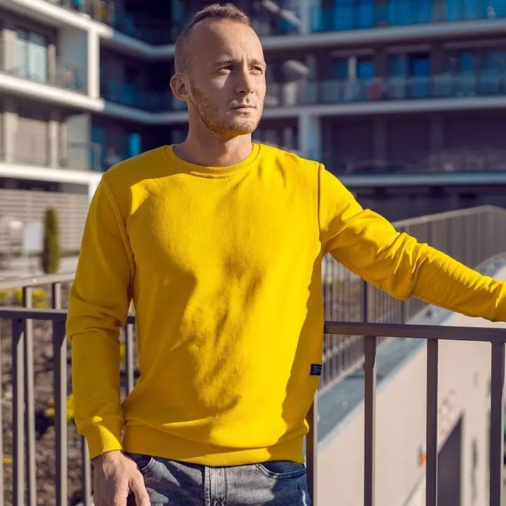 Bluza męska w najmodniejszym kolorze wiosny 2021 - illuminating yellow!