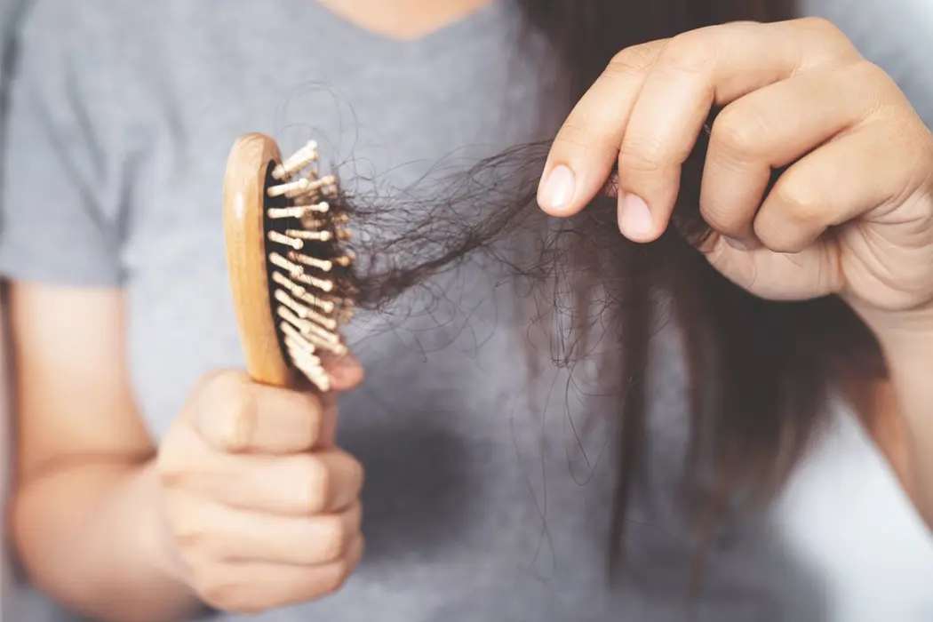 Jakie kosmetyki wybierać, aby włosy szybko rosły, były gęste i błyszczące?