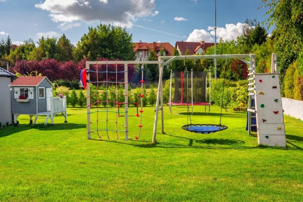 Jak za pomocą huśtawki ogrodowej i hamaka ogrodowego stworzyć domowy plac zabaw?