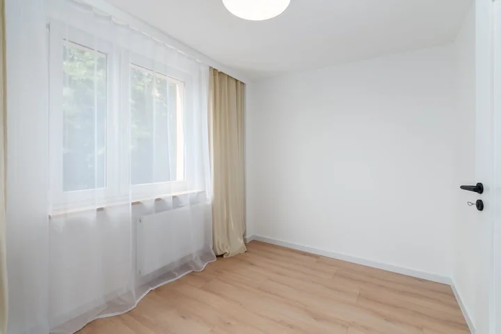 Firany makarony w sypialni – balans między dekoracją a prywatnością