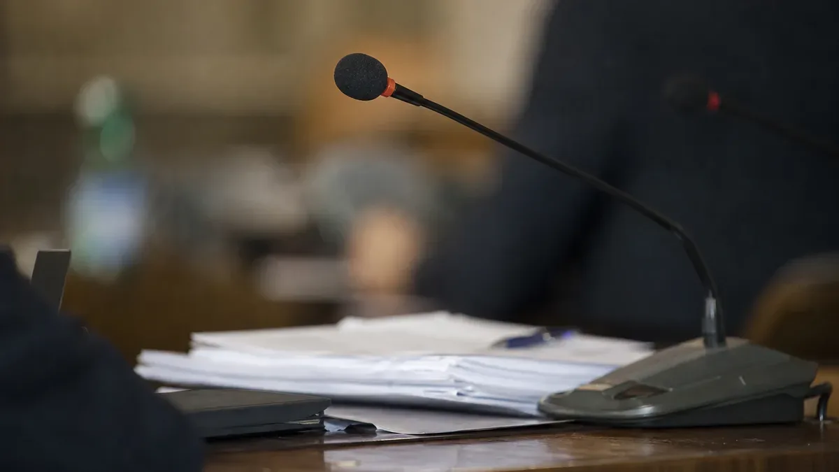 Transport powiatowy i opłaty za usuwanie aut w agendzie radnych