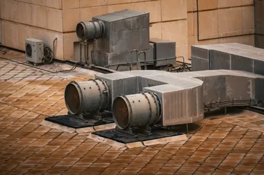 Nawiewniki dalekiego zasięgu – zastosowanie i efektywność w dużych obiektach