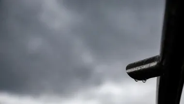 Silny wiatr w powiecie konińskim. Porywy osiągną nawet 85 km/h