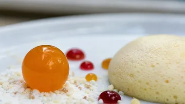 Jogurtowe ravioli i piasek z masła orzechowego. Tak działa kuchnia molekularna