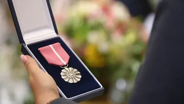 Nauczyciele z powiatu konińskiego z medalami i nagrodami za pracę