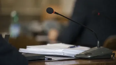 Transport powiatowy i opłaty za usuwanie aut w agendzie radnych