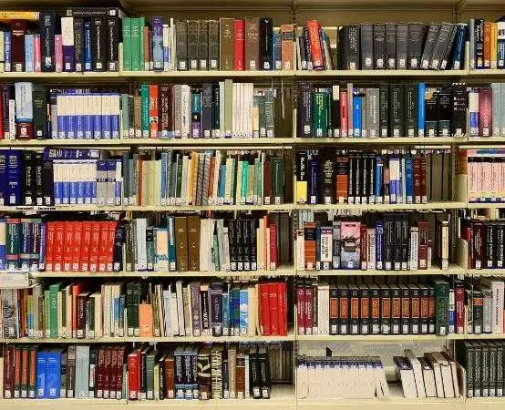 Maluch w Bibliotece - choinka, warsztaty i Mikołaj w świątecznym nastroju w Koninie