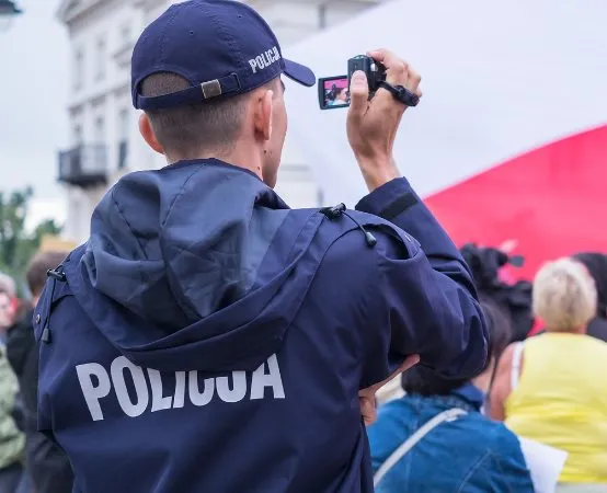 Policjanci edukują seniorów nad jeziorem Ślesińskim jak unikać oszustw