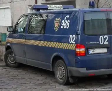 Parkowanie na trawniku i ranny gołąb. Straż Miejska interweniowała w Koninie