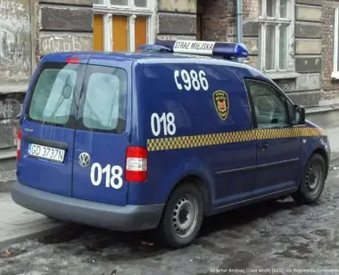 Parkowanie na trawniku i blokowanie wyjazdu. Strażnicy interweniowali w Koninie
