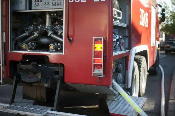 Groźny wypadek na DK25 w Główiewie - silnik wypadł z auta, dwie osoby ranne
