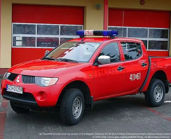 Komendant PSP w Koninie zapalił znicz przy stacji poświęconej strażakom