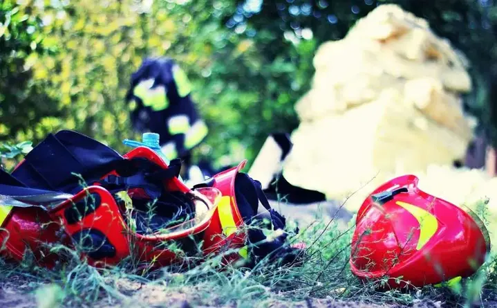 Strażacy z Konina podnieśli flagę i o 12.00 odśpiewali hymn państwowy