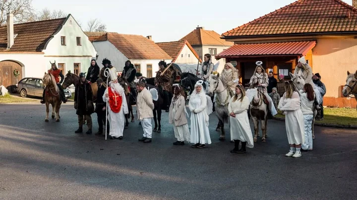 Grafika promocyjna wydarzenia MIKULÁŠ NA KONI — przejazd św. Mikołaja na końskim grzbiecie