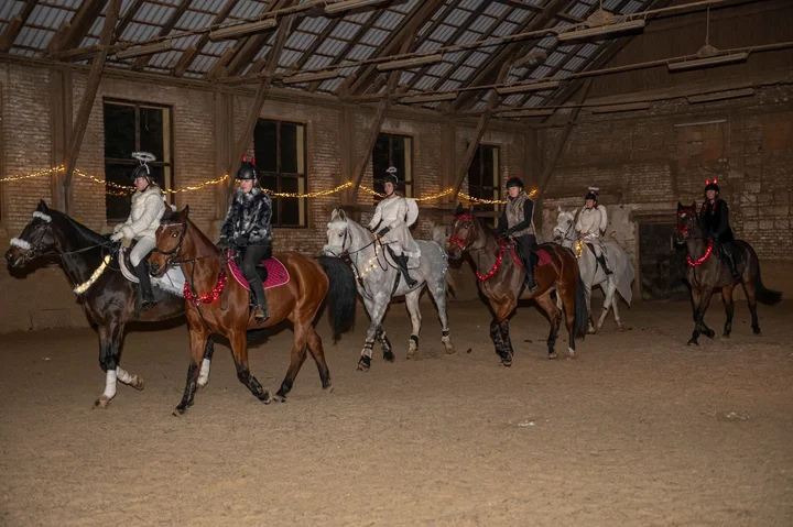 Grafika promocyjna wydarzenia Mikulášská nadílka u koní — mikołajkowe popołudnie z końmi w Jabloncu