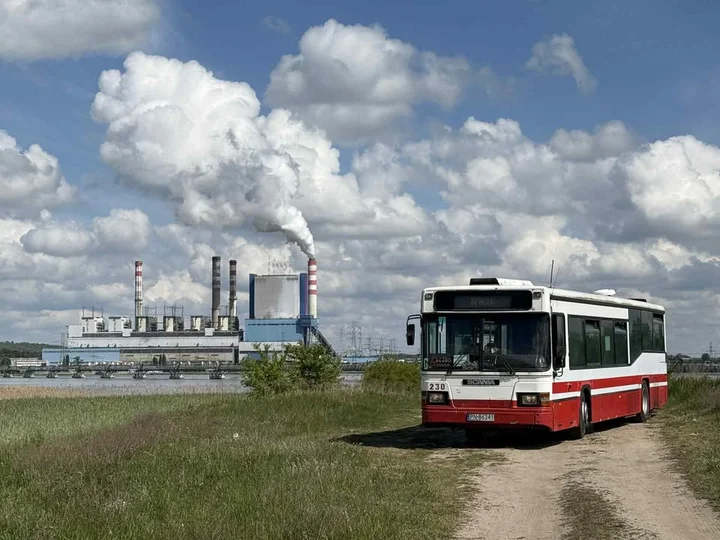 Grafika promocyjna wydarzenia Scanią wokół Konina — przejazd kultową Scanią CN113CLL