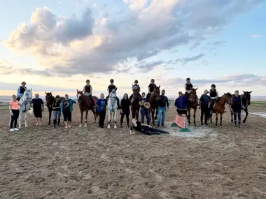 Grafika promocyjna wydarzenia Velikonoční prázdniny u koní — całodzienny pobyt u koni 2 kwietnia 2026