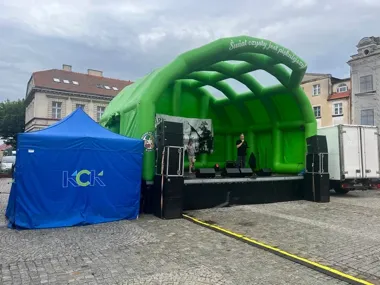 Młode głosy z Konina wystąpiły na Starówce podczas jarmarku