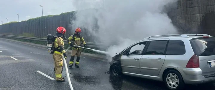 Poranny pożar auta zatrzymał ruch na Trasie Bursztynowej w Koninie