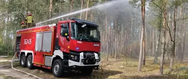 Drony, zbiorniki i 1000 metrów węży - strażacy ćwiczyli walkę z ogniem w Koninie