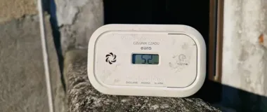 Czujka obudziła mieszkańców Konina - w mieszkaniu tlił się pożar