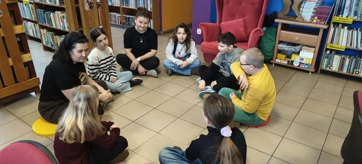 W bibliotece na Starówce dzieci odkrywały zmysły i uczyły się empatii