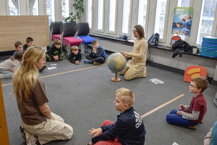 Na lodzie i przy globusie - biblioteka tłumaczy dzieciom, jak żyje północ i południe