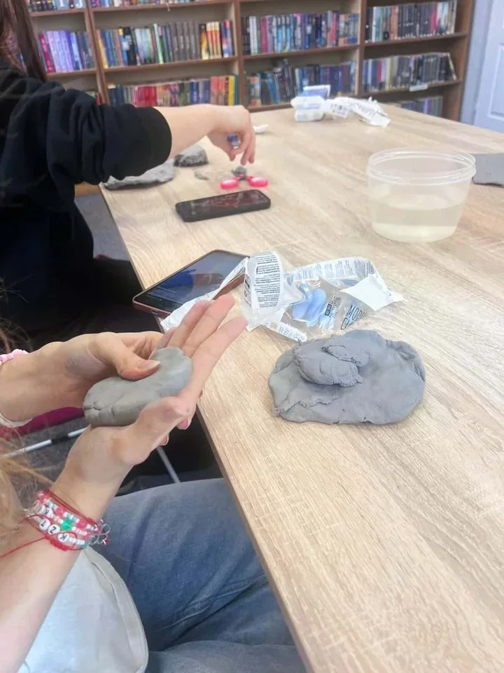 Glina, skupienie i pierwsza próba w bibliotece, która wciąga od progu