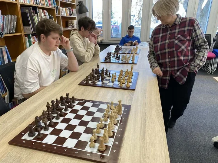 Szachowe napięcie w bibliotece - symultana z sędzią Barbarą Ryszkiewicz