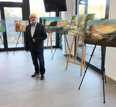 Ślesin, Licheń i rodzinny upór - obrazy Grabowskiego przyciągają do biblioteki