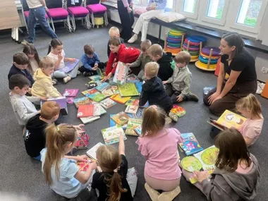 Książki, które pachną i wyskakują z kartek - tak zagrała biblioteka w Koninie