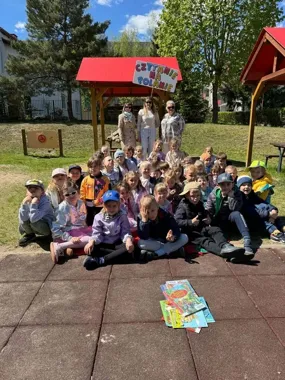 Legenda wyszła na trawę, a dzieci słuchały jak zaczarowane