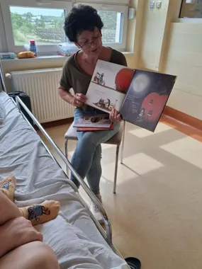 Książka zamiast szpitalnego szumu - w Koninie znów czytano razem