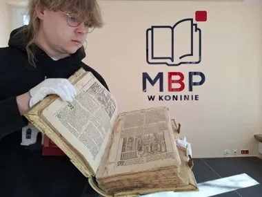 Dzieci z Kozarzewa odkrywają tajemnice inicjałów - warsztaty w bibliotece.