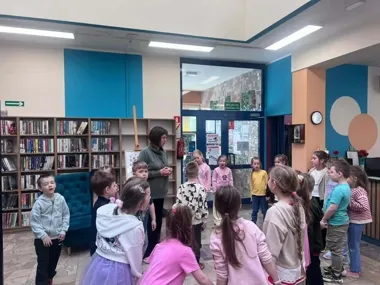 Mała przygoda w konińskiej bibliotece - przedszkolaki odkryły świat książek