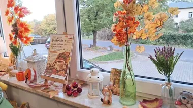 Gdy jesień pachnie goździkami, biblioteka w Łężynie otwiera wspomnienia