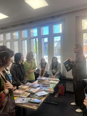 Biblioteka w Koninie pokazała młodym swoje kulisy i skryte zakamarki