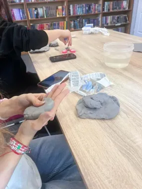 Glina, skupienie i pierwsza próba w bibliotece, która wciąga od progu