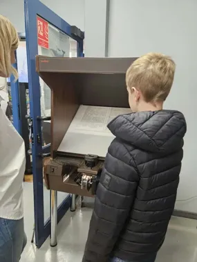 W Czytelni MBP uczniowie odkrywali prasę sprzed stu lat