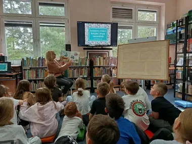 Dzieci z Konina zajrzały za kulisy książki w Filii Chorzeń
