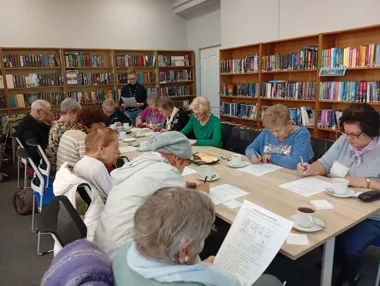W Koninie seniorzy ćwiczyli pamięć przy zagadkach i łamigłówkach