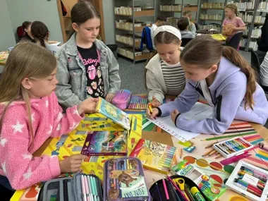 Książka, telefon i piasek - w Siódemce biblioteka zagrała na dwa światy