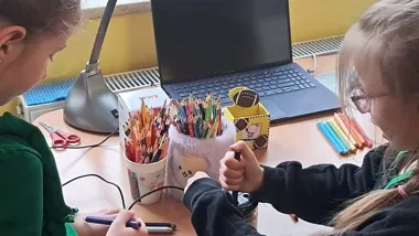 Dzieci malują wiosnę - tęcze, kredki i miniwystawka w Filii Łężyn