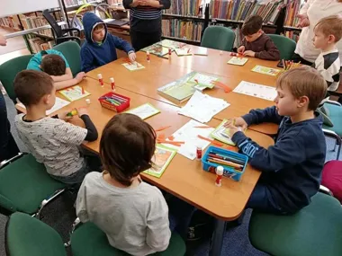 Bocian, zagadki i wiosna. W Chorzeniu biblioteka złapała dobry rytm