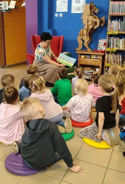 Wiosna w Filii "Starówka" - książka, dzieci i ptaszki na gałęziach