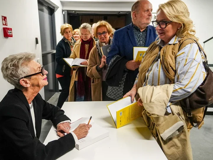 Anda Rottenberg spotkała się z czytelnikami w Koninie. Były pytania i autografy