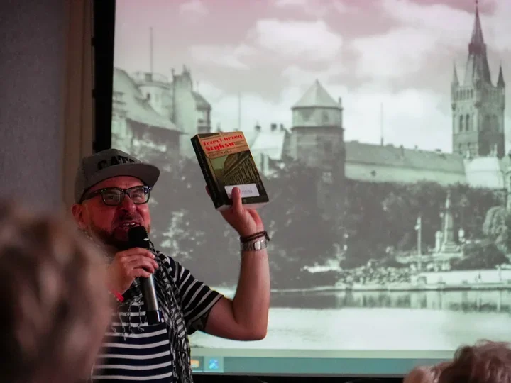 Autor 27 książek sięgnął po szanty. Nietypowe spotkanie w Koninie
