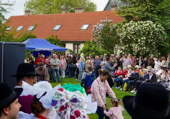 Tłumy, muzyka i portrety. Noc Muzeów w Koninie przyciągnęła kilka tysięcy osób
