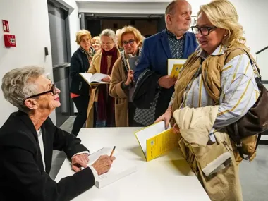 Anda Rottenberg spotkała się z czytelnikami w Koninie. Były pytania i autografy