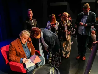 Daniel Olbrychski poruszył publiczność w Koninie. Padła zapowiedź sztuki